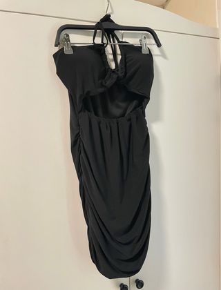 Abito nero con cut-out e drappeggio