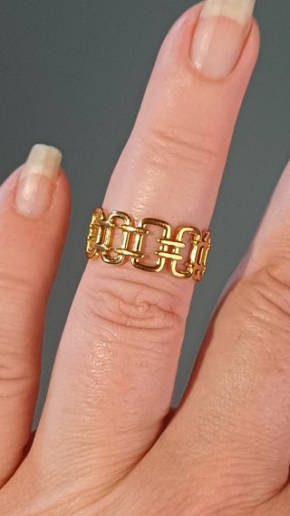 Anillo dorado eslabones