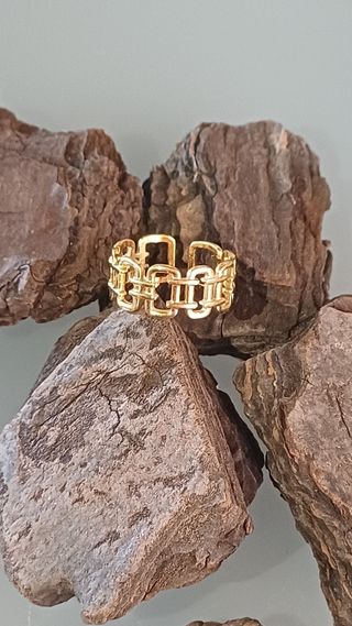 Anillo dorado eslabones