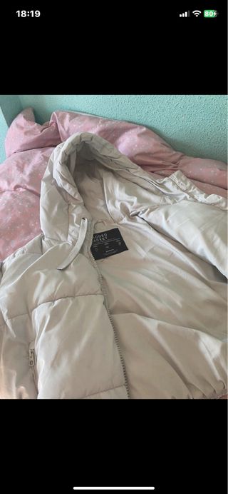Cazadora Stradivarius blanca plumas
