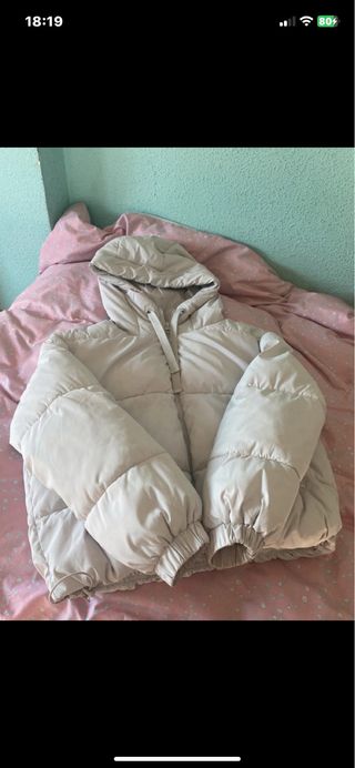 Cazadora Stradivarius blanca plumas
