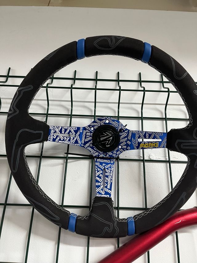 Volante desportivo azul Momo