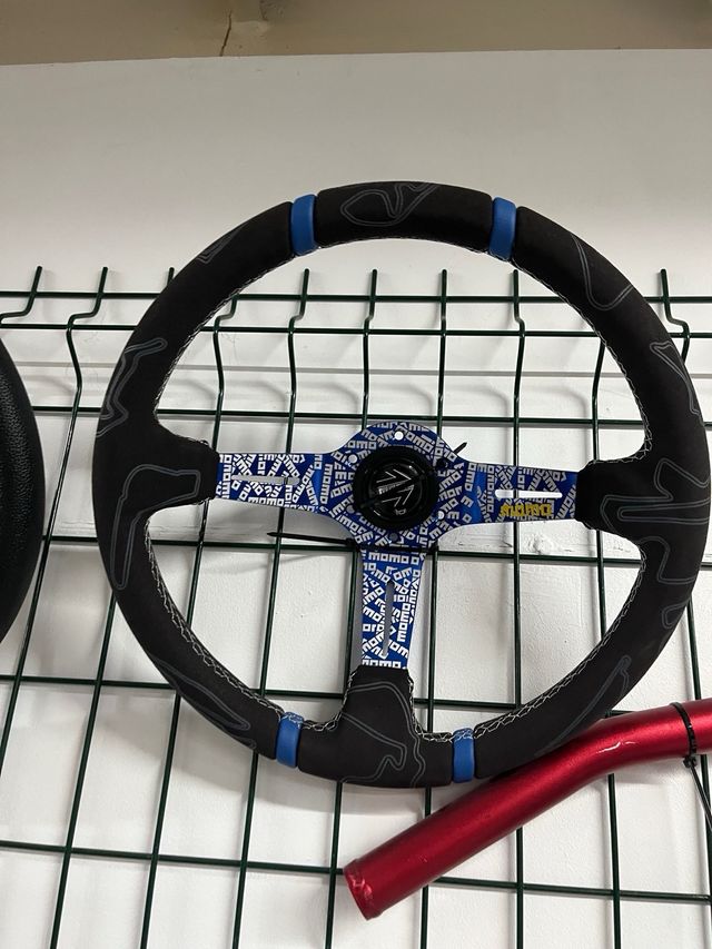 Volante desportivo azul Momo