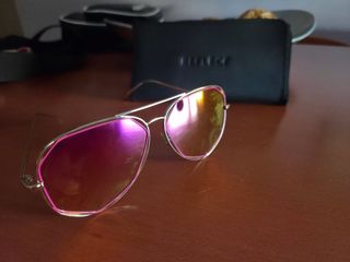 Gafas de sol aviador doradas con detalles rosas