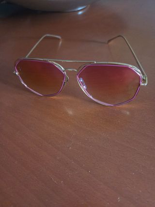 Gafas de sol aviador doradas con detalles rosas