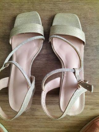 Sandalias doradas con pedrería