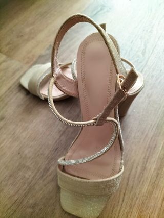 Sandalias doradas con pedrería