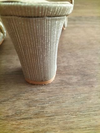 Sandalias doradas con pedrería