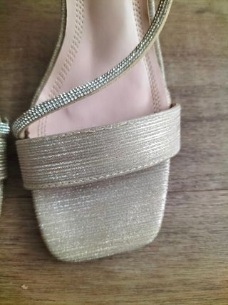 Sandalias doradas con pedrería