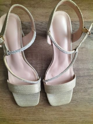 Sandalias doradas con pedrería