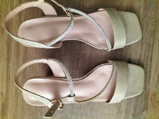 Sandalias doradas con pedrería