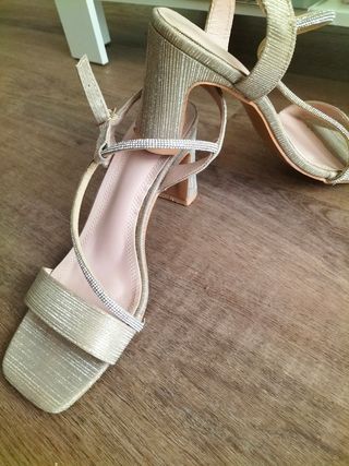 Sandalias doradas con pedrería