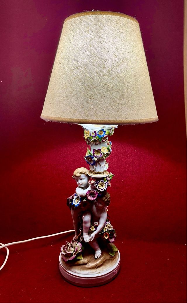 Lámpara de mesa antigua con ángeles y flores