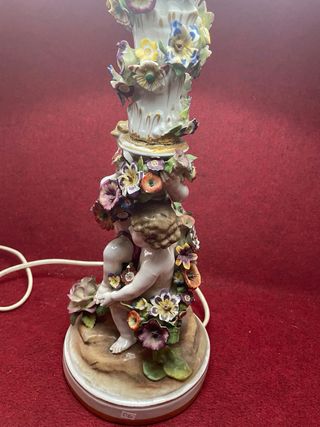 Lámpara de mesa antigua con ángeles y flores