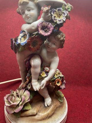 Lámpara de mesa antigua con ángeles y flores