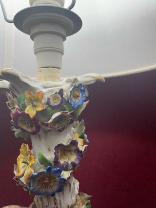Lámpara de mesa antigua con ángeles y flores