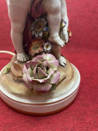 Lámpara de mesa antigua con ángeles y flores