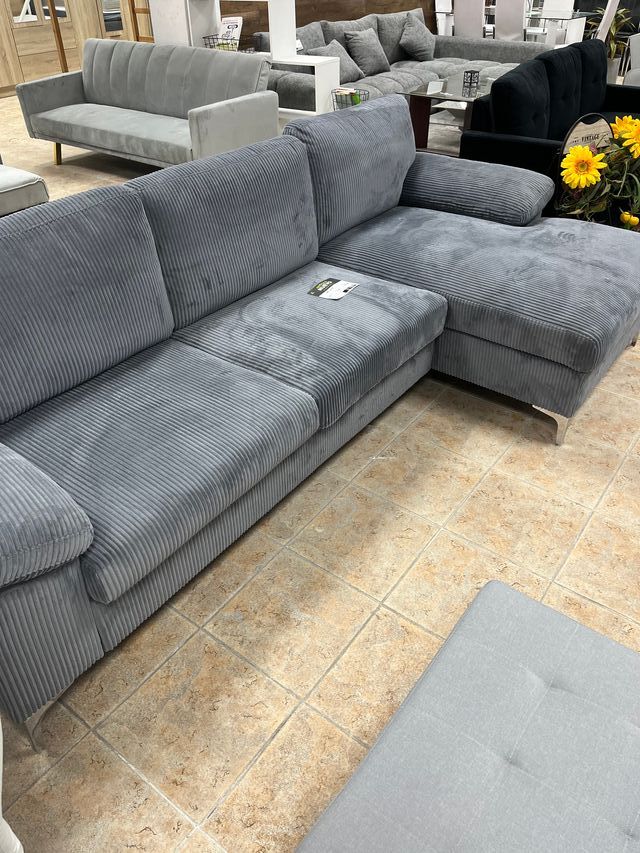 Sofá con chaise longue gris