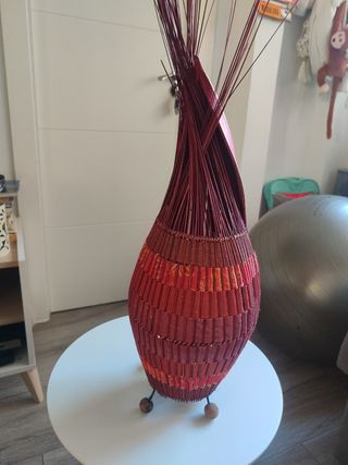 Lámpara de pie de mimbre y madera
