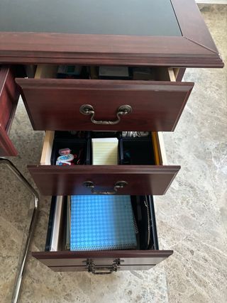 Escritorio de madera con cajones