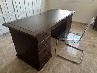 Escritorio de madera con cajones