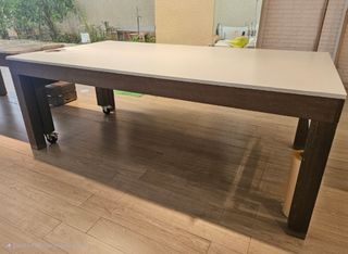 Mesa de madera maziza y silestone blanco