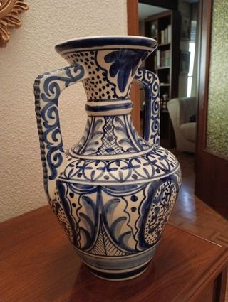 Jarrón de cerámica azul y blanco