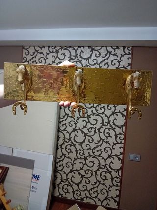 Perchero de pared dorado con caballos