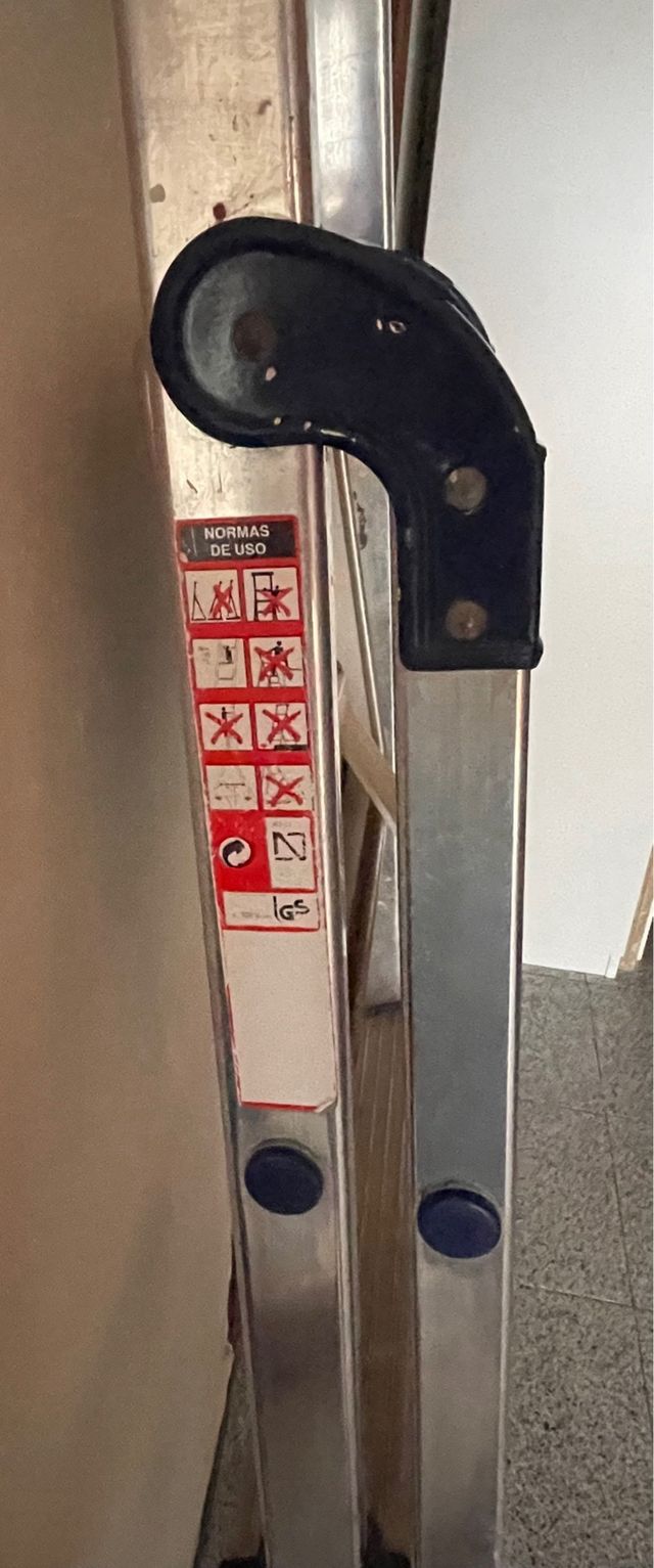 Escalera de aluminio plegable