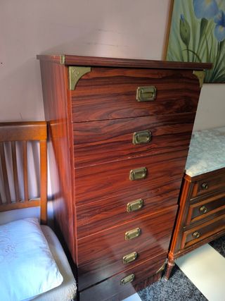 Cómoda de madera con 7 cajones