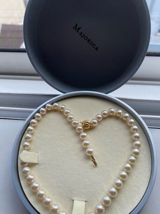 Collar de perlas cultivadas con broche de oro 