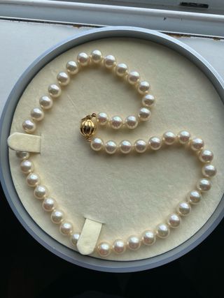 Collar de perlas cultivadas con broche de oro 