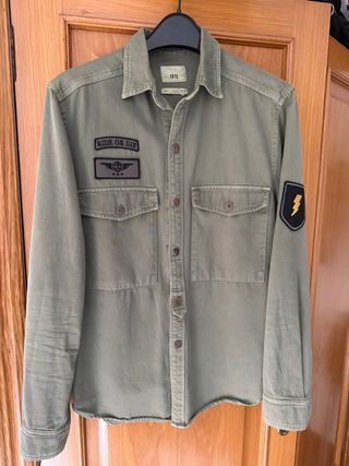 Sobrecamisa verde militar con parches Talla M