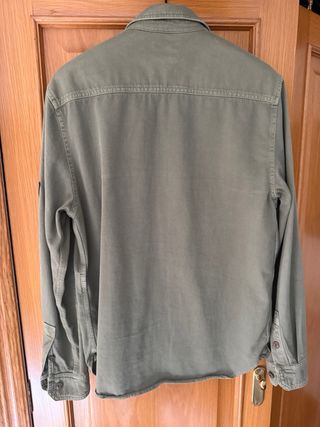 Sobrecamisa verde militar con parches Talla M