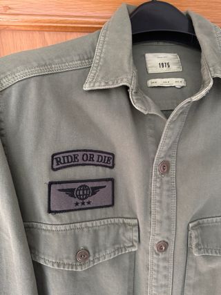 Sobrecamisa verde militar con parches Talla M
