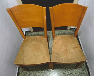 Dos sillas de madera estilo rústico