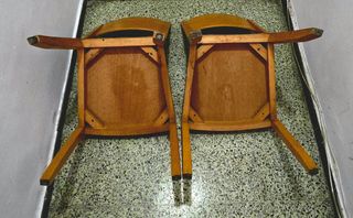 Dos sillas de madera estilo rústico