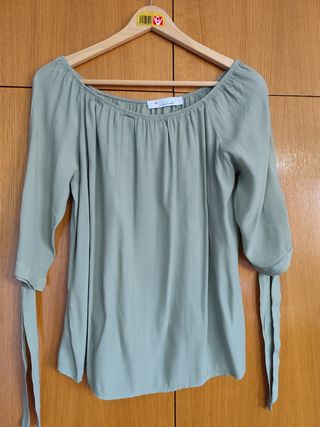 Blusa verde escotada