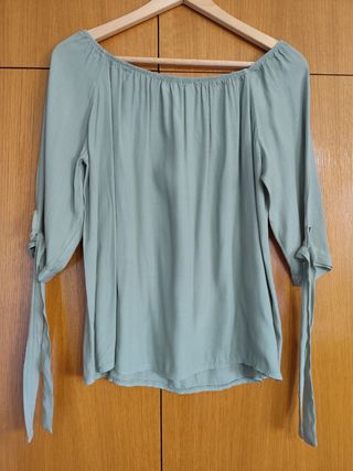 Blusa verde escotada