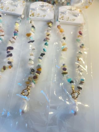 Collar y pendientes de perlas y piedras