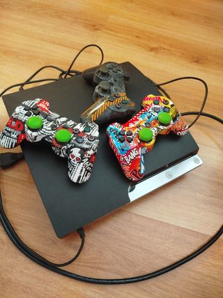 PS3 Slim 320GB completa con 3 mandos y juegos 