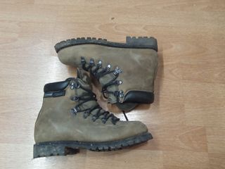 Botas de montaña marrones y negras