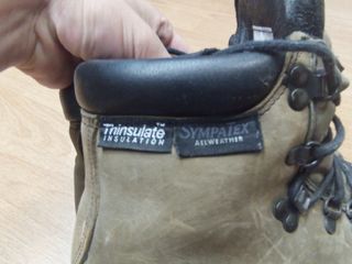 Botas de montaña marrones y negras