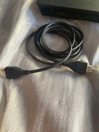 PS4 con mando dorado y cables