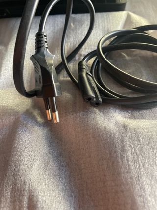 PS4 con mando dorado y cables