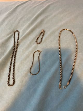 Lote 2 pulseras y 2 colgantes plateados