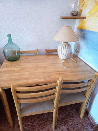 Mesa de comedor y 4 sillas de madera