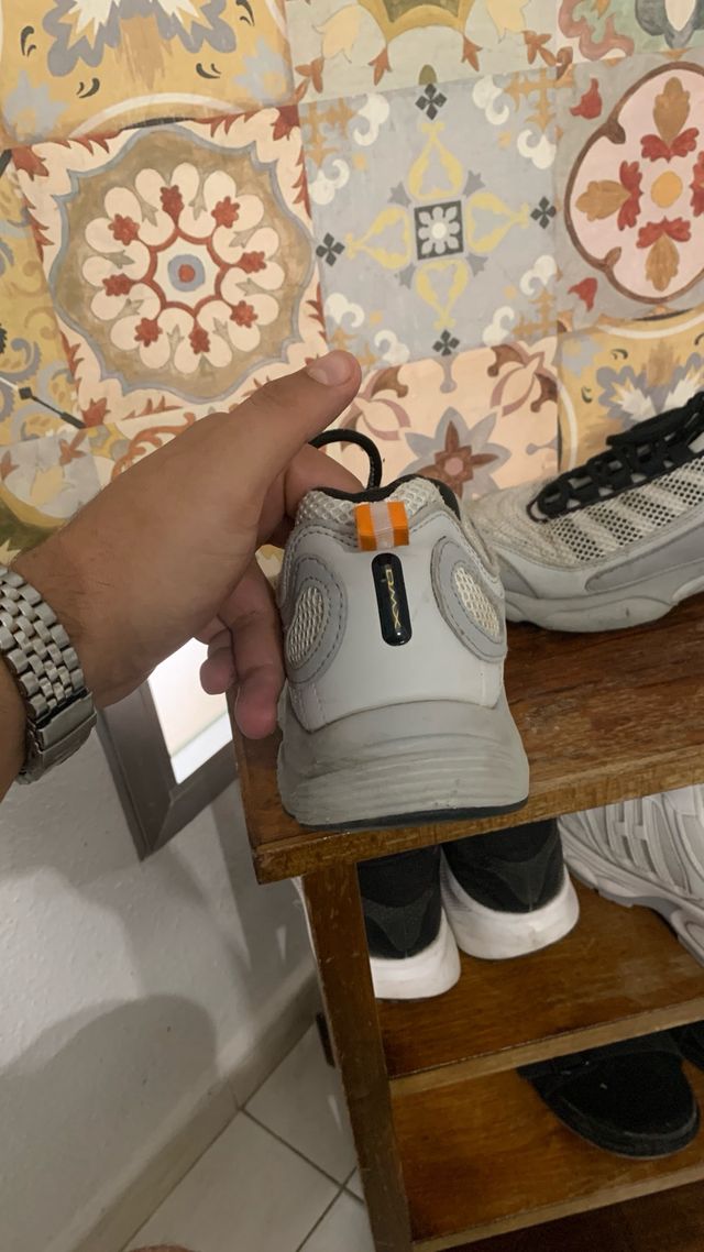 Zapatos Deportivos Grises y Blancos