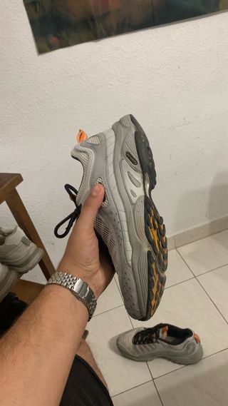 Zapatos Deportivos Grises y Blancos