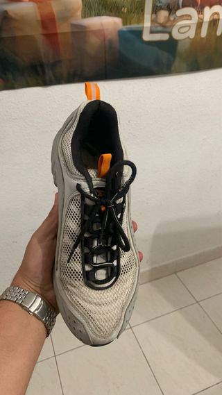 Zapatos Deportivos Grises y Blancos